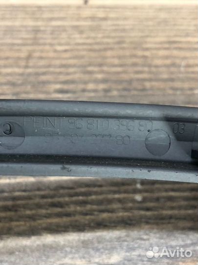 Накладка внутренней ручки двери задняя правая