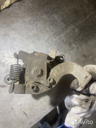 Суппорт тормозной задний левый тойота