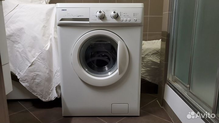 Б/у стиральная машина Zanussi ZWS5107