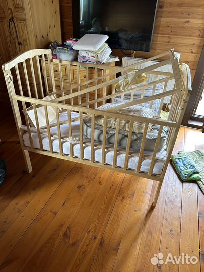 Детская кроватка с маятником и матрасом