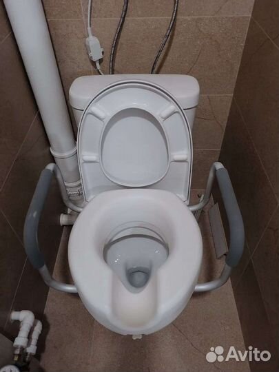 Насадка для унитаза с поручнями