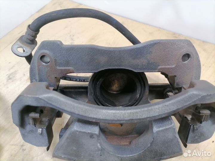 Передние тормозные суппорта Тойота Камри 40