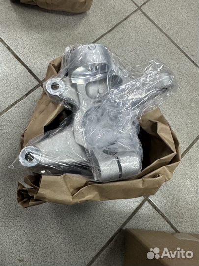 Поворотный кулак передний правый Can-Am 705403308