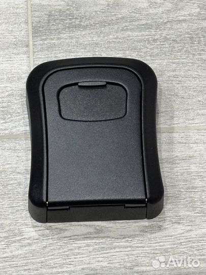 Настенный кодовый сейф ключница