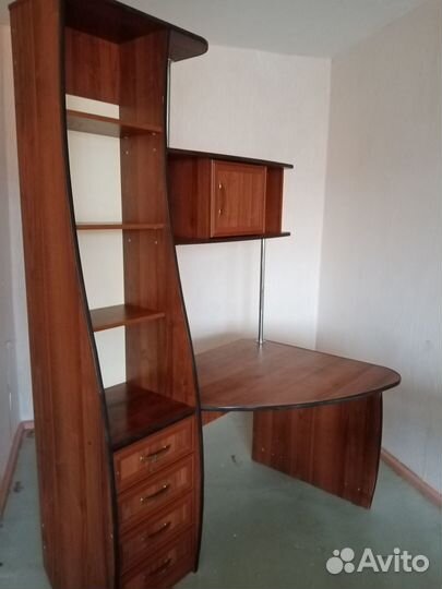 Угловой письменный стол с полками