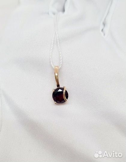 Золотая подвеска с камнем