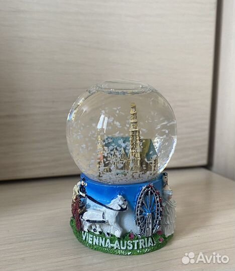 Стеклянный шар со снегом