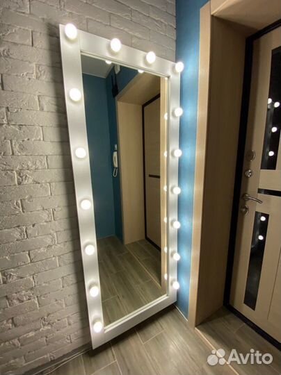 Гримерное зеркало с лампочками