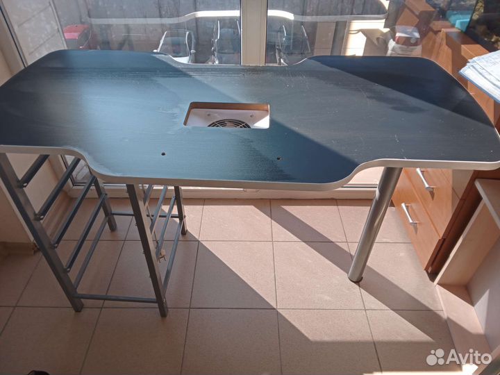 Маникюрный стол с вытяжкой