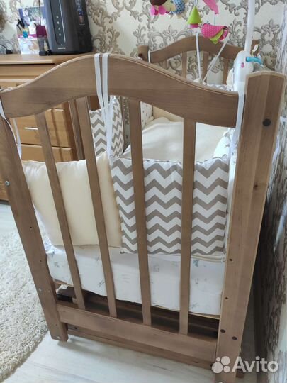 Детская кроватка с маятником и ящиком