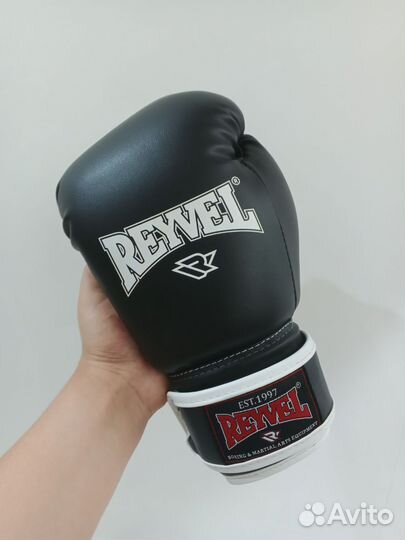 Боксерские перчатки и шлем