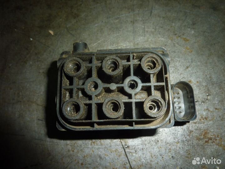 Блок клапанов пневмоподвески Audi Allroad quattro