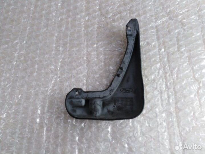 Брызговик передний левый Ford Focus 2004 - 2011