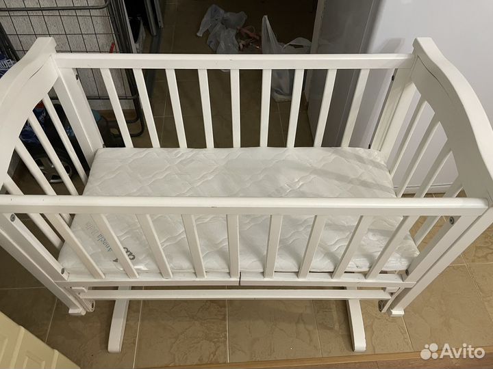 Детская кроватка с маятником люлька