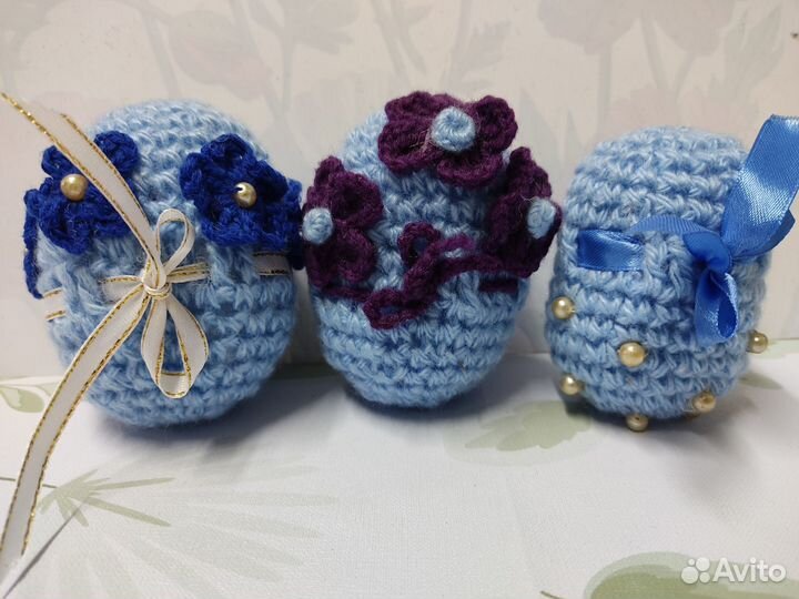 Пасхальная вязаная овечка и пасхальные яйца