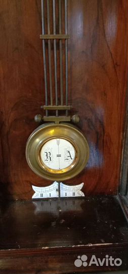 Старинные настенные часы с боем
