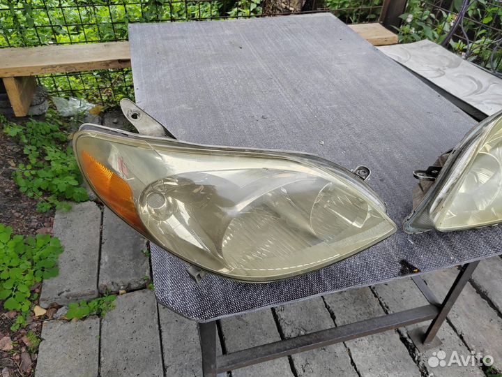 Toyota matrix фары
