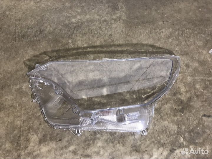 Стекло левой фары Toyota RAV4