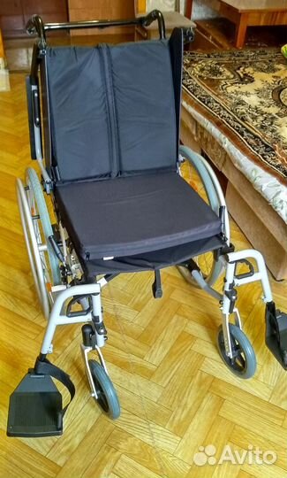Кресло-коляска с ручным приводом для инвалидов