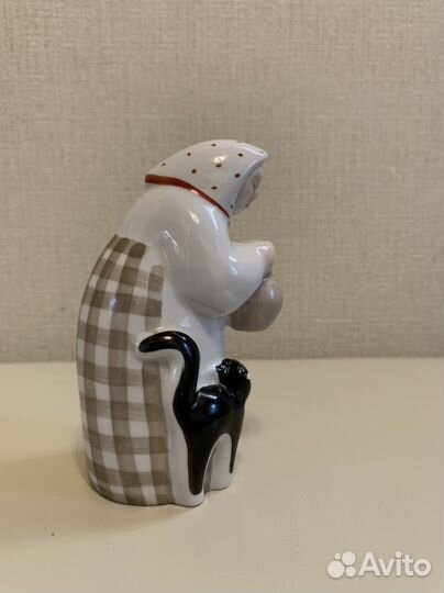 Фарфоровая статуэтка бабушка с котёнком