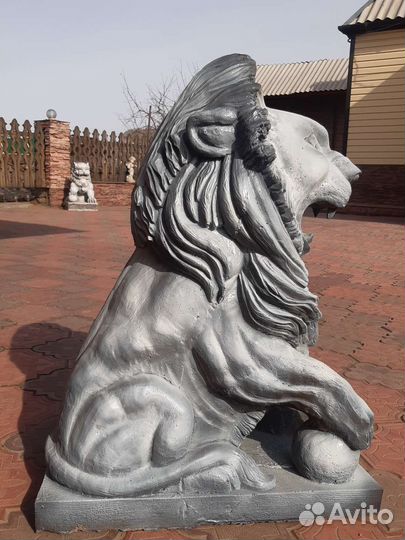 Скульптура лев