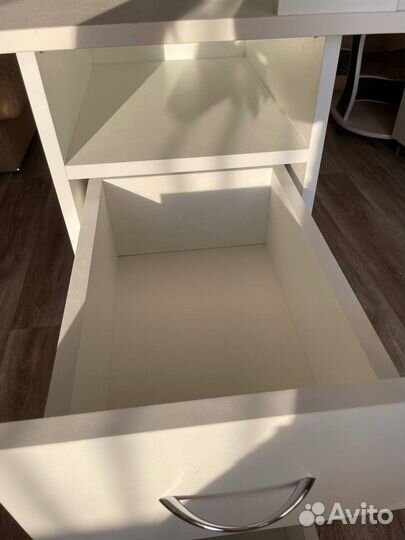 Маникюрный стол