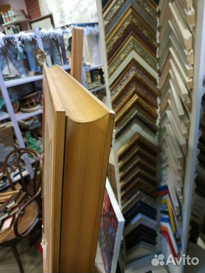 Зеркало в деревянной раме