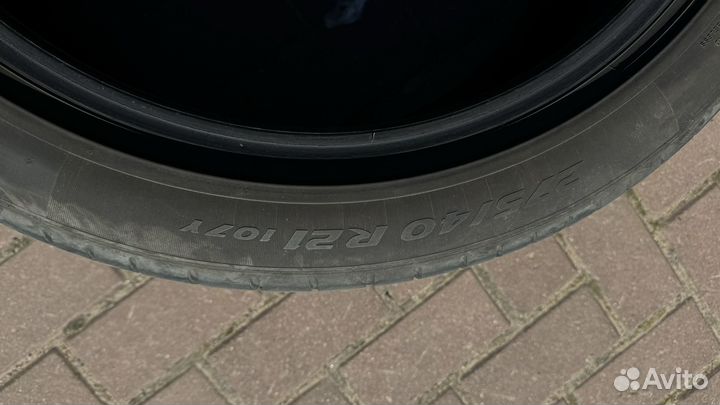 Pirelli P Zero 275/40 R21 и 315/35 R21 111Y