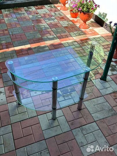 Стеклянный столик