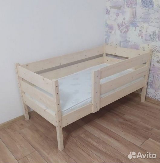 Кровать детская из массива с бортиком