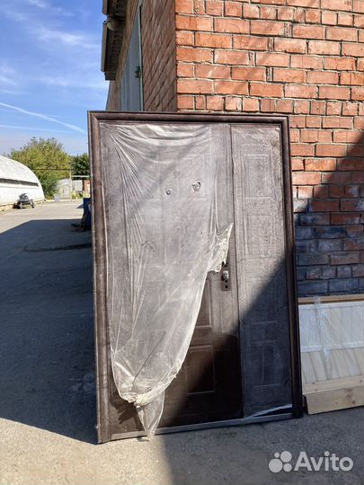 Дверь входная двухстворчатая