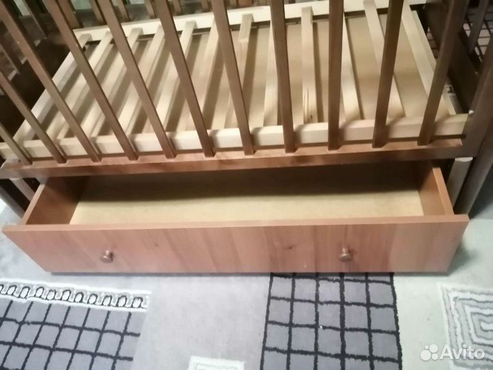 Детская кровать с маятником и ящиком