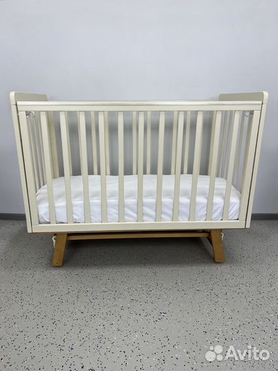 Кроватка детская с маятником
