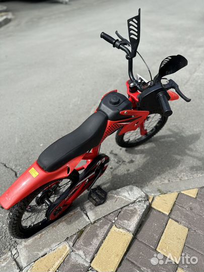 Детский велосипед в виде мотобайка