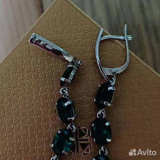 Серебряные серьги с зелёными фианитами