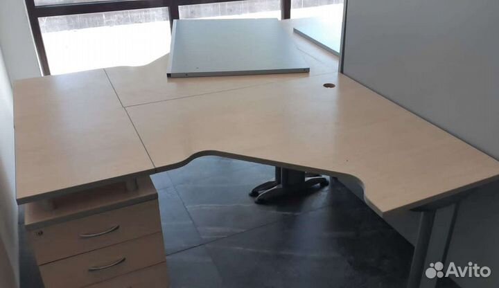 Стол с тумбой на металлокаркасе