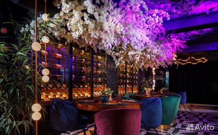 Официант ресторана