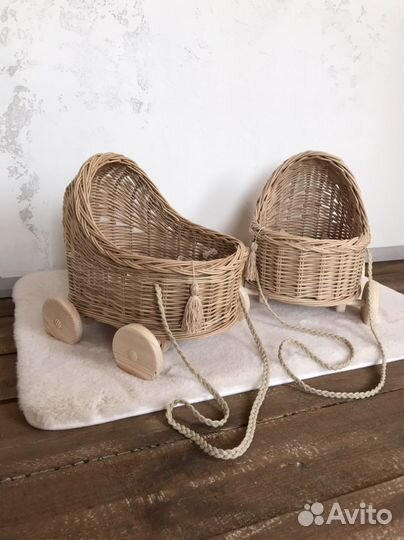 Коляска для кукол. Плетеная коляска