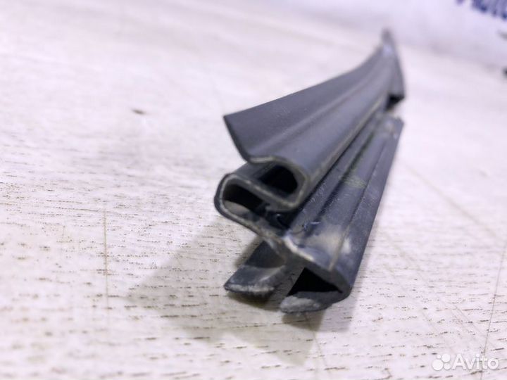 Уплотнитель стекла двери задний левый Volkswagen