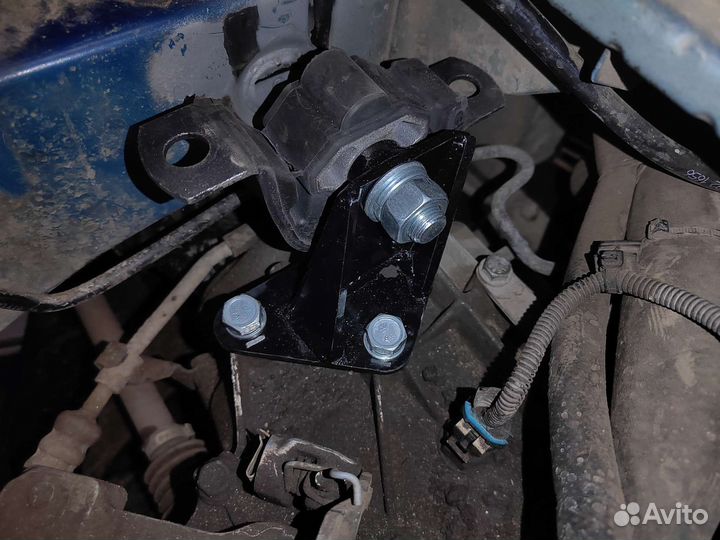 Левая опора кпп Лада Хрей-Ларгус