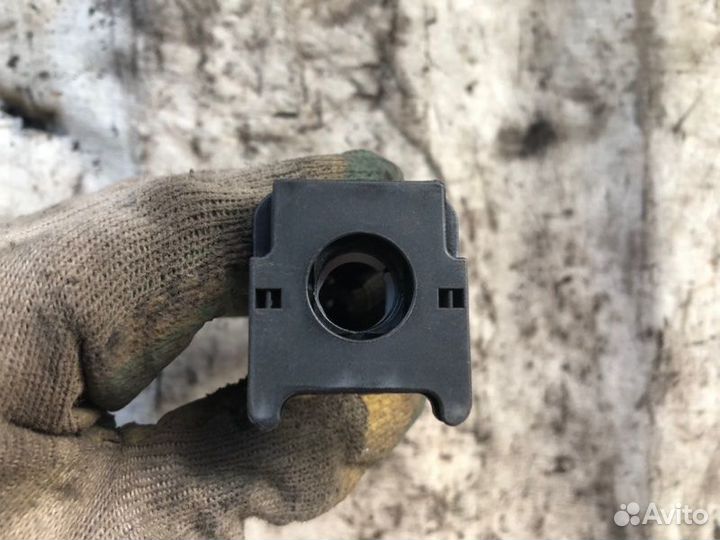 Кронштейн передний левый Mercedes-Benz C-Class