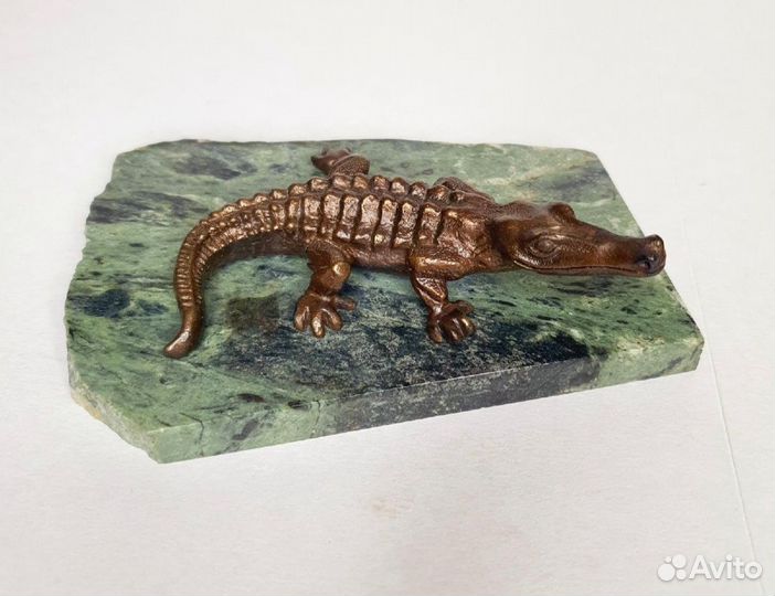 Фигурка крокодила на подставке из змеевика