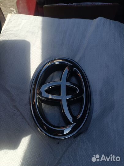 Молдинг и эмблема решетки радиатора Toyota