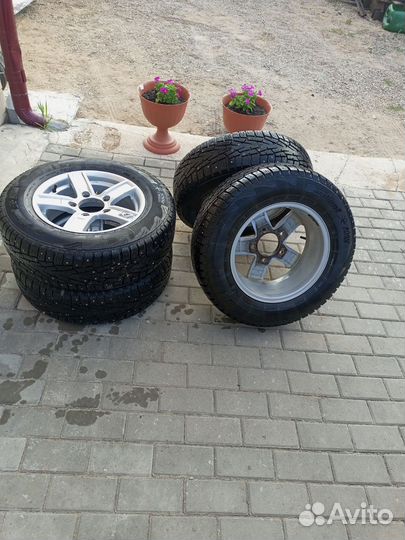 Шины с дисками 4 штуки для нивы