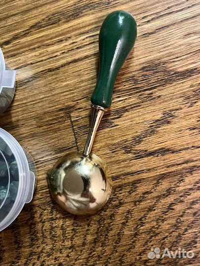 Сургучная печать B, ложечка и сургуч