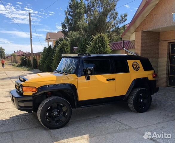 Тойота FJ Cruiser желтый