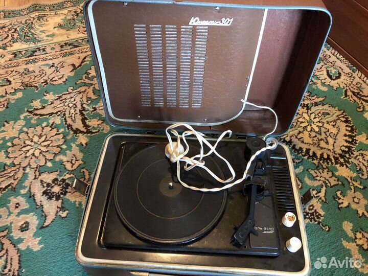 Проигрыватель винила юность 301
