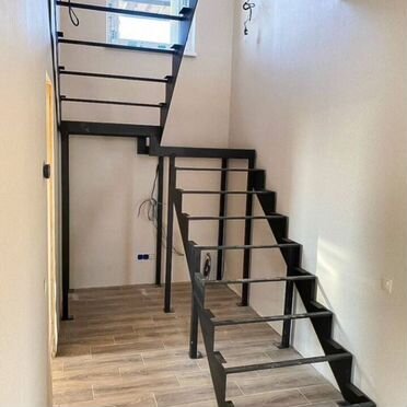 Лестница на металлокаркасе от производителя