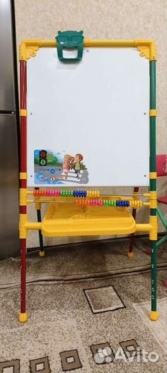 Стол со стулом и Мольберт