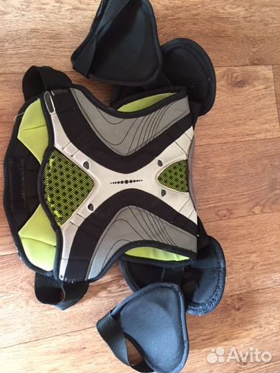 Продам нагрудник детский (рост 125-140) для хоккея